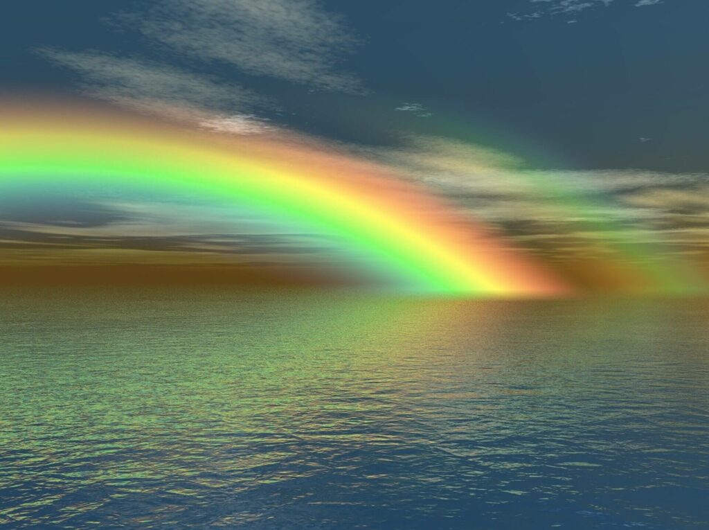 Regenbogen zwischen Wolken und Meer